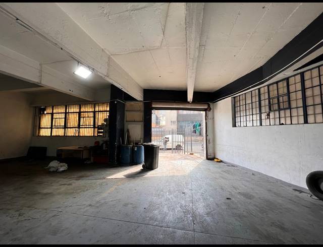 1,600M² WAREHOUSE FOR SALE IN NEW CENTRE